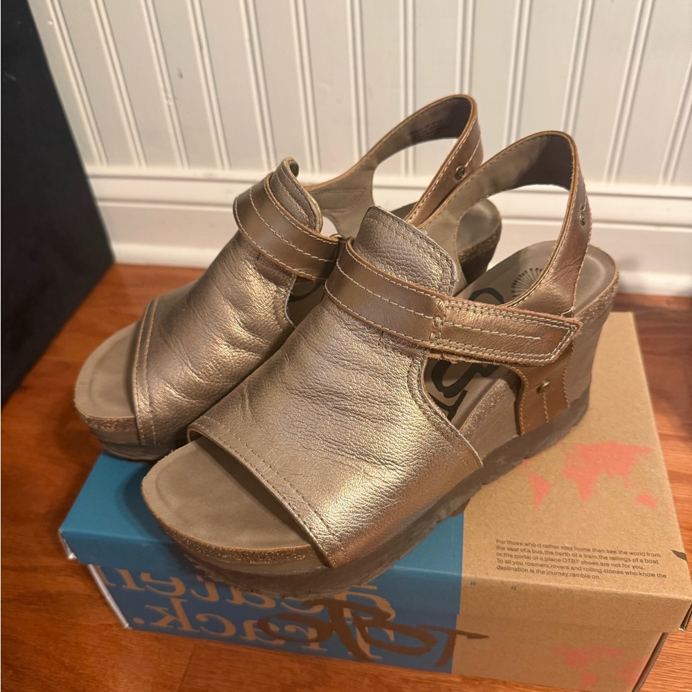 OTBT women’s wedges. Gold/Bronze.